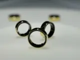 El anillo inteligente Samsung Galaxy Ring en un expositor de la marca en MWC 2024.