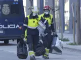 Los Bomberos rescatan objetos de los edificios quemados en Campanar, Valencia.