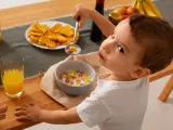 Niño desayunando