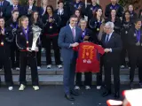 Pedro Sánchez posa con Pedro Rocha y las jugadoras de la Roja.