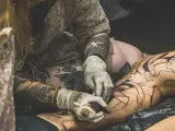 Un profesional tatuando a una persona en una edición pasada del Only Tattoo Barcelona.