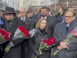La embajadora en Rusia, Lynne Tracy, en el centro, y diplomáticos occidentales esperan afuera de la iglesia con claveles y rosas rojas.