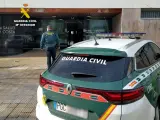 Patrulla de la Guardia Civil en el exterior del Centro de Salud de Maliaño.