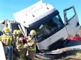Herido grave el conductor de un camión tras volcar en la AP-7 en Castellet y la Gornal (Barcelona)