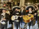 Un grupo de mariachi sorprende en el barrio de La Latina de Madrid