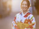 Mujer sonriente con kimono japonés