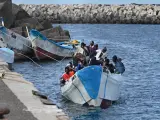 Varios migrantes llegan al puerto de La Restinga, a 4 de febrero de 2024, en El Hierro, Santa Cruz de Tenerife,