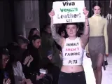 Activistas de PETA han interrumpido un desfile de la colección de Victoria Beckham en París.