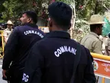 Imagen de varios miembros de la Guardia de Seguridad Nacional (NSG) junto a agentes de policía en la India.