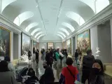Varias personas durante una visita al Museo del Prado de noche.