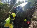Bomberos de Marbella rescatan a un conductor que se salió de vía y se precipitó por un barranco de 70 metros. 04/3/2024