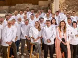 Foto de familia: todos los chefs con Tres Soles en la Guía Repsol junto con María Ritter.