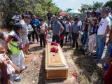 Funeral de uno de los fallecidos tras el colapso de una mina ilegal en Venezuela.