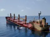 Hundimiento del carguero británico Rubymar, atacado por los hutíes de Yemen en el mar Rojo.