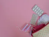 Bolsa menstrual con tampones de algodón, compresas y píldoras.