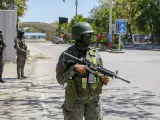 Soldados vigilan la entrada del aeropuerto internacional de Puerto Príncipe, Haití, el lunes 4 de marzo de 2024. Las autoridades decretaron un estado de emergencia de 72 horas a partir del domingo por la noche.