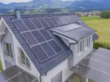 Casa con placas solares.