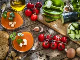 La dieta mediterránea es rica en verduras, cereales y frutos secos.