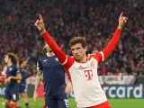 Müller celebra su gol mientras los jugadores de la Lazio protestan.