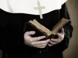 Una monja sosteniendo una Biblia, en una imagen de archivo.