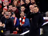 Xavi Hernández, riéndose de los insultos de los aficionados del Athletic.