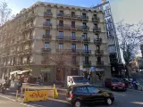 El edificio afectado por una grieta en la calle Urgell de Barcelona.
