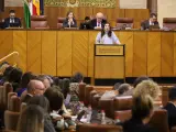 La consejera de Inclusión Social, Juventud, Familias e Igualdad de la Junta de Andalucía, Loles López, durante una intervención en el Parlamento.