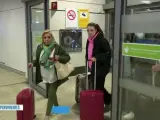 Zayra Gutiérrez y Carmen Borrego, en el aeropuerto para volar a Honduras.