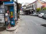 Una bandera tailandesa en una calle del país.