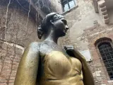 La estatua de bronce que representa el personaje de Julieta de William Shakespeare en el patio de su casa en Verona.