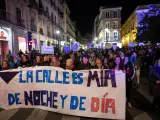 Mujeres sosteniendo una pancarta en una manifestación del 8M en Granada.