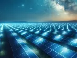 Una imagen representativa de unos paneles solares cuando cae la noche.