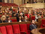 Las portavoces de ERC y Junts en el Parlament, Marta Vilalta y Mònica Sales, votando mociones