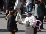 Una imagen de una de las 'payasas de la Catedral' pidiendo dinero a una turista.