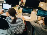 Un grupo de programadores trabajando en un proyecto.