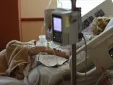 Una mujer ingresada en un hospital.