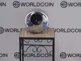 Un 'Orb', un dispositivo esférico de escaneo de iris utilizado por Worldcoin.