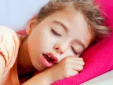 El síndrome del respirador bucal provoca dormir con la boca abierta y algunos problemas añadidos.