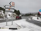 Dos coches en una carretera nevada, a 3 de marzo de 2024, en Navacerrada, Madrid (España). La Agencia Estatal de Meteorología (AEMET) mantiene el aviso amarillo activado ayer, 2 de marzo, en la Comunidad de Madrid ante la posibilidad de acumulación de cinco centímetros de nieve en la Sierra. Se esperan acumulaciones de nieve en 24 horas de hasta 5 centímetros por encima de los 1.200 metros. La cota de nieve ascenderá durante el día de 700 metros al principio de la jornada hasta los 1.100 y 1.200 metros al final. 03 MARZO 2024;AEMET;METEOROLOGÍA;NIEVE;NEVADAS;COTA;PRECIPITACIONES Rafael Bastante / Europa Press 03/3/2024