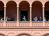 El presidente argentino, Javier Milei, desde un balcón de la Casa Rosada