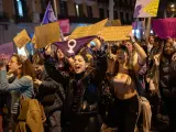 Decenas de mujeres durante la manifestación del 8M, a 8 de marzo de 2024, en Barcelona, Catalunya (España). Con motivo del Día Internacional de la Mujer, la portavoz de la comisión de comunicación de Asamblea 8M Natàlia Cámara ha señalado que quieren "desbordar las calles" de Barcelona con la manifestación feminista, para visibilizar las precariedades que sufren. 08 MARZO 2024;DÍA DE LA MUJER;8M;MANI;MUJERES;FEMINISMO;SORORIDAD;FEMINISMO;CATALUÑA Lorena Sopêna / Europa Press 08/3/2024
