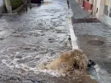 La fuga de agua en el centro de Portbou ha provocado una riera en la Rambla Cataluña.