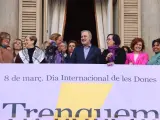 El alcalde de Barcelona, Jaume Collboni, con miembros del Ayuntamiento durante la jornada del 8 de marzo.