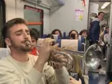 Un chico toca una trompeta durante el viaje de tren desde Cartagena a Valencia.