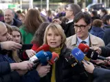 La diputada del PSOE, Lluïsa Moret, realiza unas declaraciones a la prensa antes la manifestación del 8M.