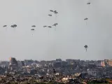 Vista de ayuda humanitaria lanzada desde el aire sobre la parte norte de la Franja de Gaza.