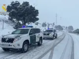 Vehículos de la Guardia Civil en la carretera AV-P-415 en Navalacruz.