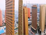 Dos vistas del edificio de Zhengzhou que parece extremadamente estrecho.