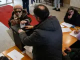 Una mujer ejerce su derecho a voto durante las votaciones a las elecciones parlamentarias de Portugal.