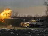 Soldados ucranianos combaten contra el ejército ruso en Donetsk.